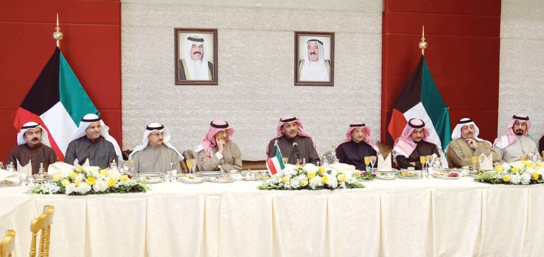 الشيخ صباح الخالد متوسطا عددا من السفراء خلال مادبة الافطار﻿