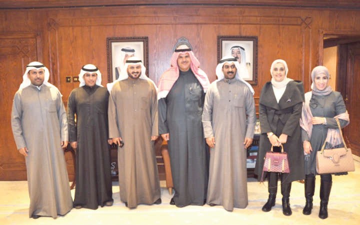 الشيخ سلمان الحمود متوسطا رئيس واعضاء مجلس ادارة جمعية المهندسين﻿