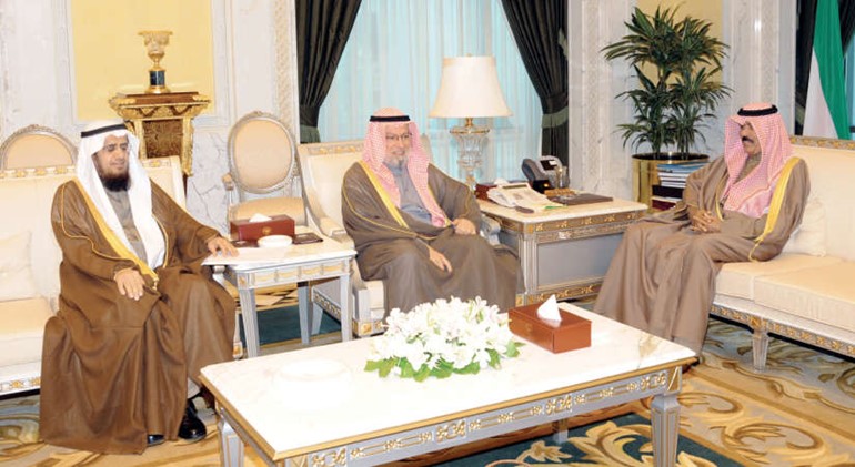 سمو نائب الامير وولي العهد الشيخ نواف الاحمد خلال استقباله احمد باقر وطارق العيسى﻿