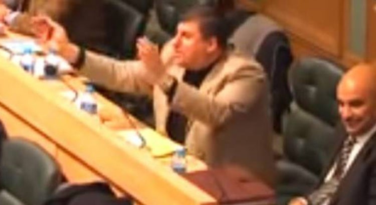 بالفيديو.. نائب أردني يشتم زميله: "هاتي بوسة يا بنت.. هاتي حتة يا بنت"