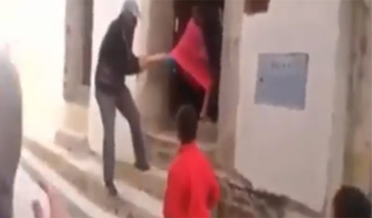 بالفيديو.. مغربي يضرب زوجته ضرباً مبرحاً امام الجيران المذهولين