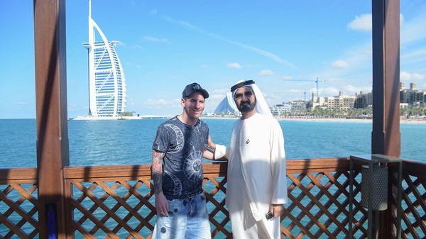 ميسي ينشر صورة له مع الشيخ محمد بن راشد في دبي