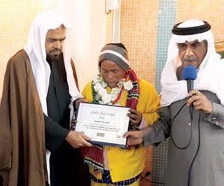 عامل نظافة بالأحساء بعد 15 عاما من الكفاح يحتفل بتخرج 3 من أبنائه أطباء