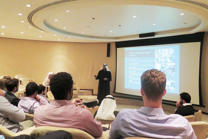 عبداللطيف الشارخ متحدثا للطلبة﻿