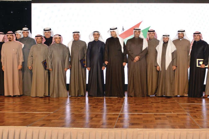 ديوسف العلي وانس الصالح والشيخ محمد العبدالله والشيخ نمر الصباح يتوسطون المتقاعدين المكرمين في وزارة التجارة﻿
