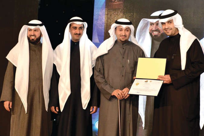 الوزير انس الصالح مكرما احد المتقاعدين بحضور د يوسف العلي﻿