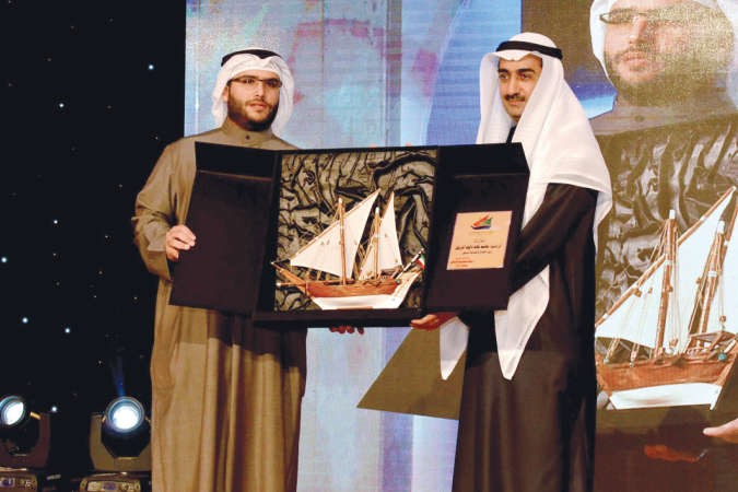 العلي يكرم جاسم المرزوق من اقدم وزراء التجارة ويتسلم التكريم حفيده﻿