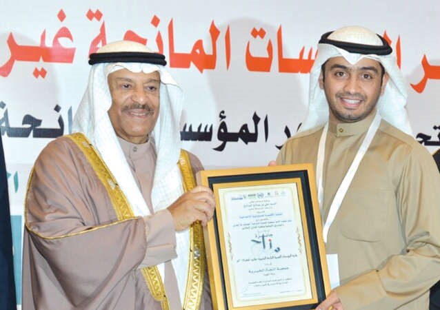 رئيس مجلس الشورى البحريني يكرم الخليفة