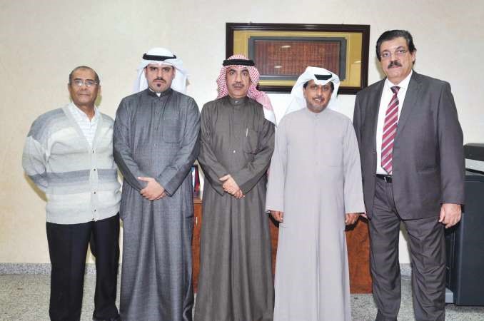 مدير السجل المركزي للمواليد والوفيات راشد العازمي يتوسط عماد المرزوق وهشام الديب وعامر رياض والزميل عبدالكريم العبدالله