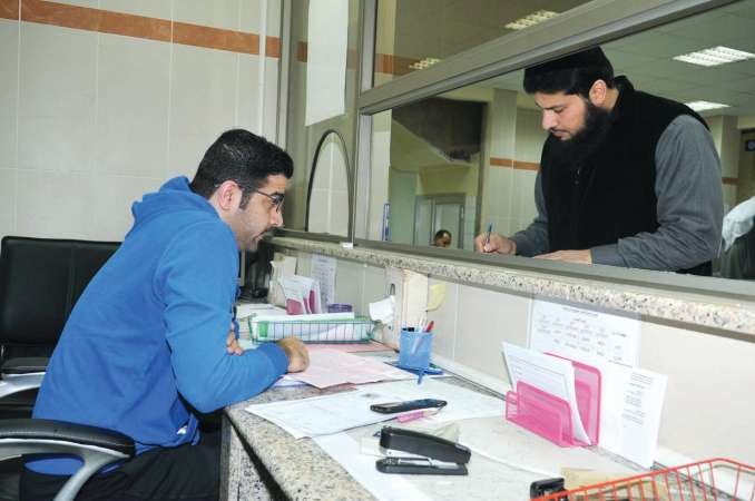 احد المراجعين يقوم بتعبئة بيانات شهادة الميلاد