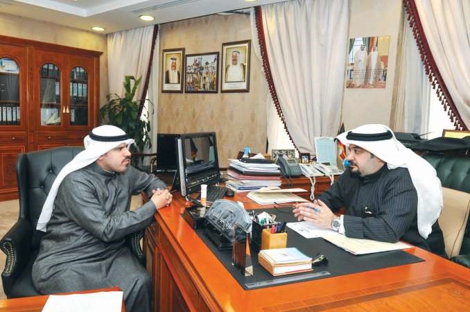 دمحمود العبدالهادي متحدثا للزميل عبدالكريم العبدالله قاسم باشا
