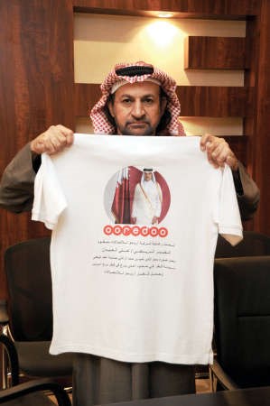 الخبير الرياضي علي العيدان حاملا فانيلة الحدث فريال حماد 