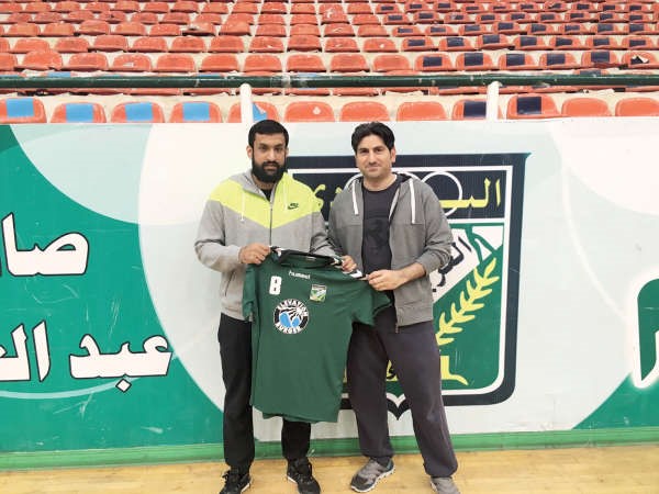 عباس كريمي مع صالح الجيماز بعد التوقيع في مقر النادي امس الاول﻿