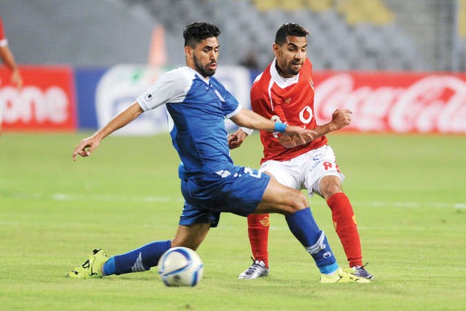 مهاجم الاهلي مؤمن زكريا يسدد الكرة على مرمى اسوان