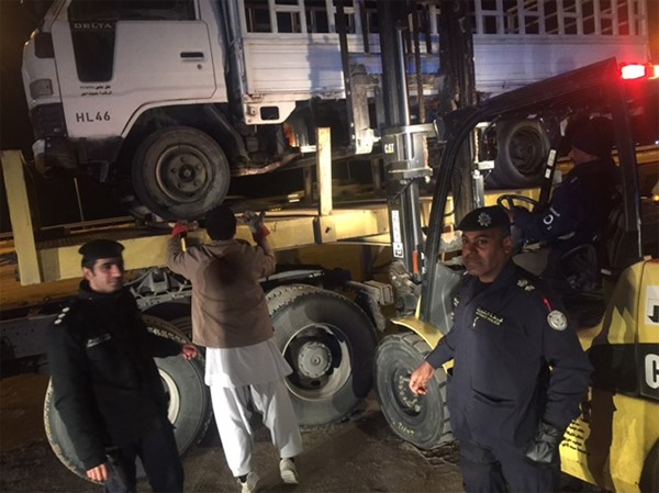 احدى المركبات في طريقها الى الحجز