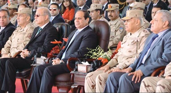 الرئيس عبدالفتاح السيسي متوسطا مشريف اسماعيل والفريق اول صدقي صبحي والفريق محمود حجازي خلال تدشين المشروع