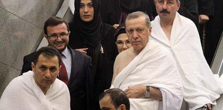بالفيديو.. أردوغان يدخل الكعبة المشرّفة 