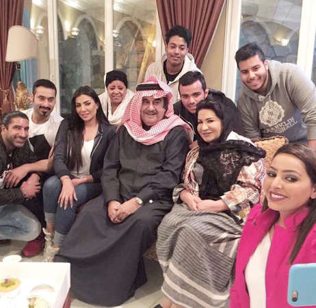 بوعدنان في لقطة تذكارية مع الفنانة القديرة سعاد عبدالله وفريق مسلسل شاتوش﻿