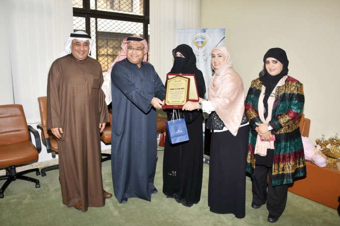 حسن كاظم يكرم عائشة البعيجان بحضور دمطر المطيري ومنيرة الكندري ﻿