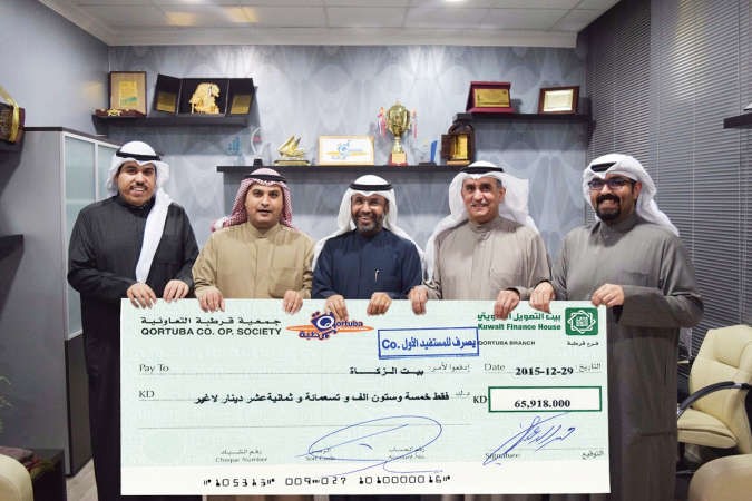 مشاري الديين يسلم محمد العجمي ووليد الحمادي واحمد العومي شيك الزكاة﻿