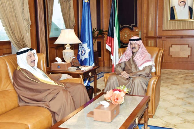 الشيخ محمد الخالد اثناء لقائه محافظ الجهراء﻿