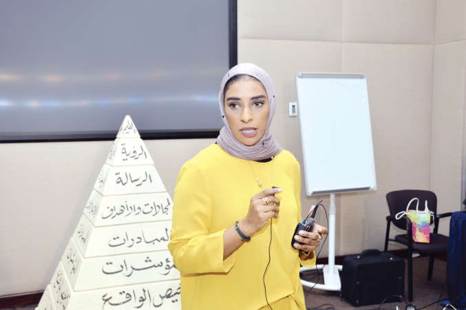 فاطمة الرومي متحدثة الى الحضور﻿