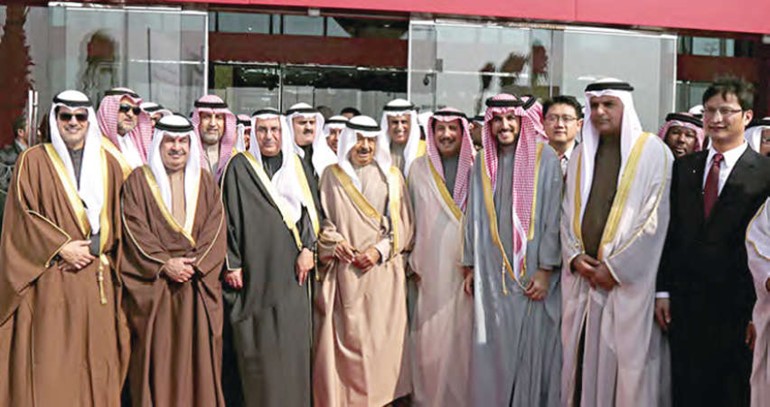 لقطة جماعية للمشاركين في افتتاح مجمع مدينة التنين﻿