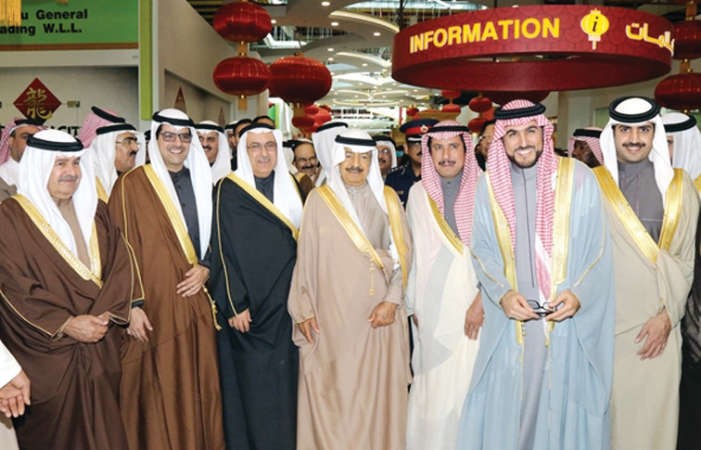 رئيس وزراء البحرين ومازن الناهض خلال افتتاح مدينة التنين﻿