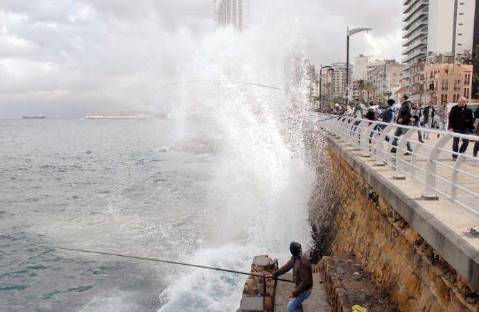 لبنانيون في كورنيش المنارة في بيروت عشية وصول العاصفة الثلجية فلاديمير محمود الطويل