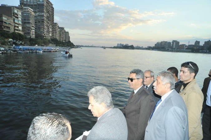 وزير النقل المصري خلال الجولة