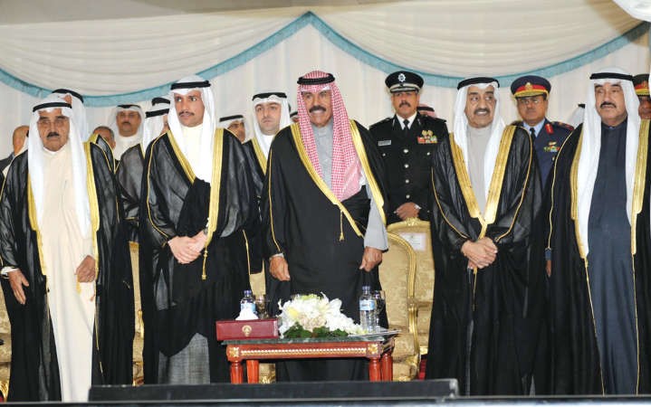 سمو ولي العهد الشيخ نواف الاحمد ورئيس مجلس الامة مرزوق الغانم والراحل جاسم الخرافي والشيخ فيصل السعود وسمو الشيخ ناصر المحمد خلال الحفل الموحد للخريجين 