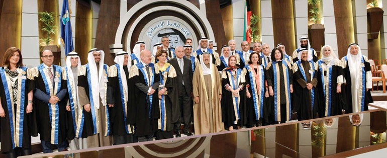 صاحب السمو الامير الشيخ صباح الاحمد مع الاسرة الجامعية