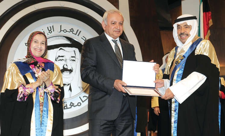 منح الاديب الكويتي عبدالعزيز البابطين الدكتوراه الفخرية