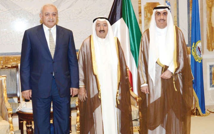صاحب السمو الامير الشيخ صباح الاحمد يستقبل مدير الجامعة دحسين الانصاري بمناسبة تعيينه مديرا لجامعة الكويت