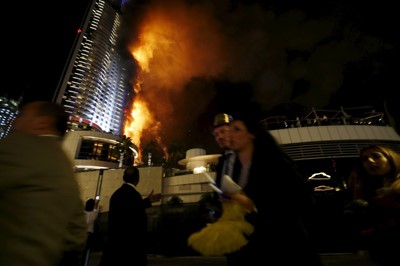 بالفيديو والصور.. حريق ضخم في أحد الفنادق بمحيط برج خليفة