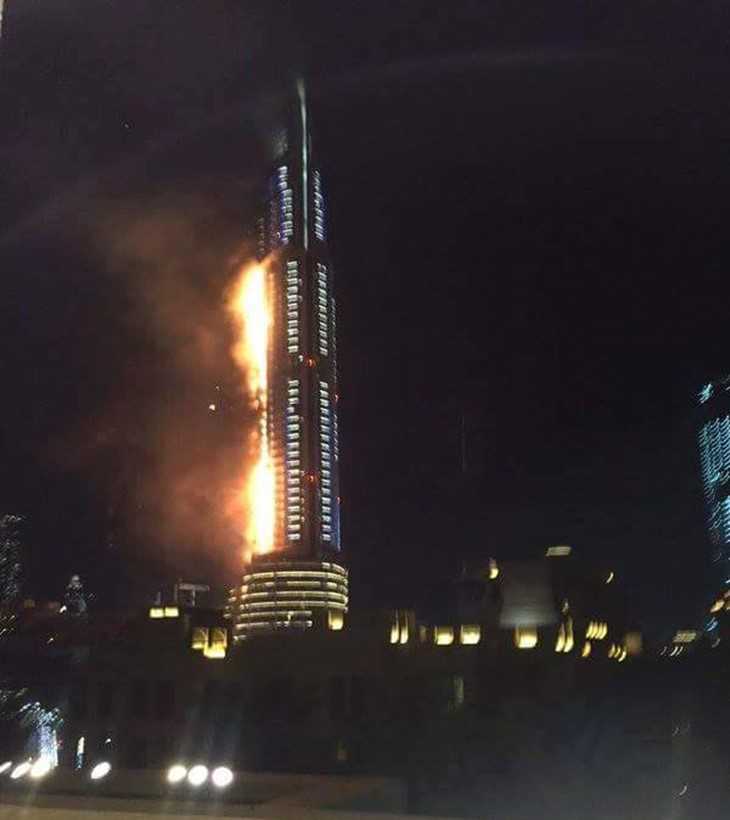 بالفيديو والصور.. حريق ضخم في أحد الفنادق بمحيط برج خليفة