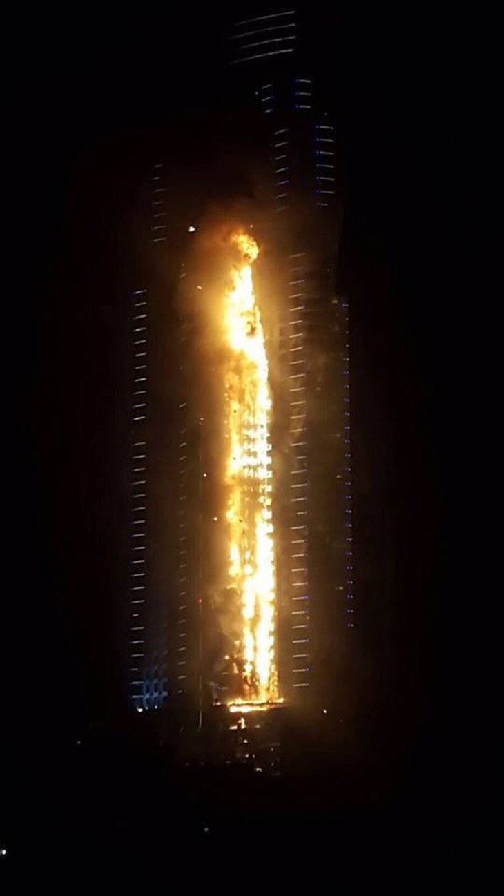 بالفيديو والصور.. حريق ضخم في أحد الفنادق بمحيط برج خليفة