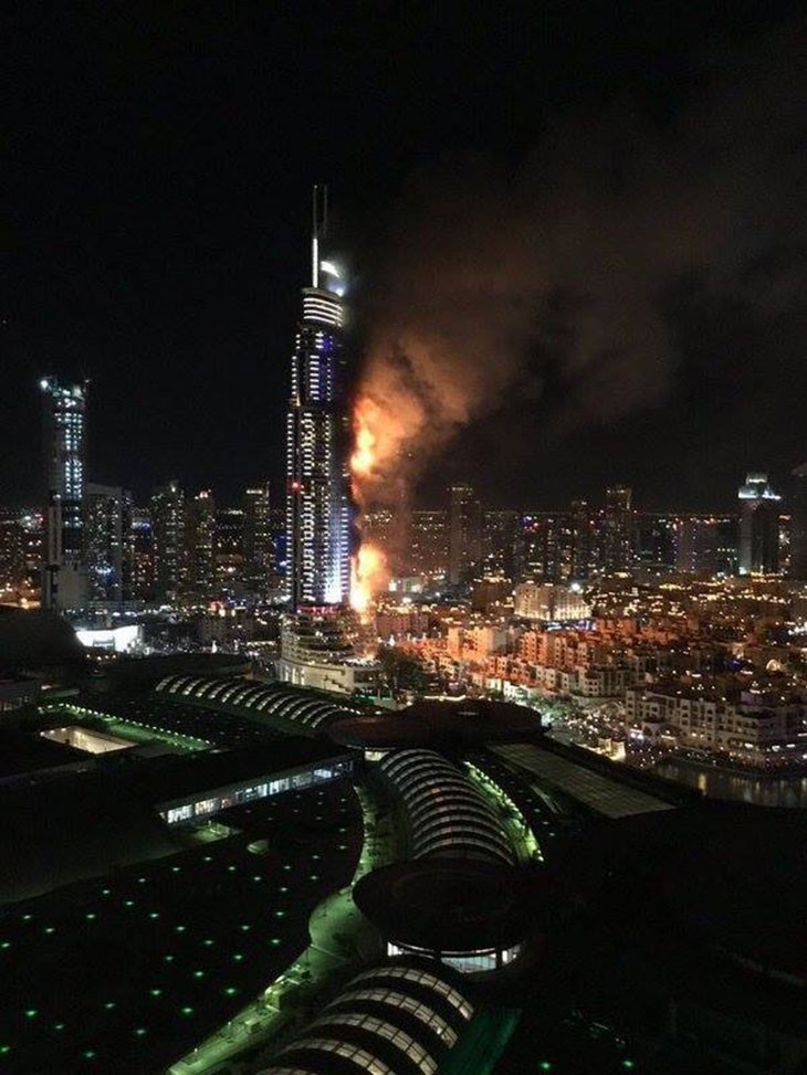 بالفيديو والصور.. حريق ضخم في أحد الفنادق بمحيط برج خليفة