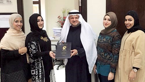 دوليد عيد مع الطالبتين عائشة اليولي وريما العنزي وميساء الموسوي وسماح حسنية