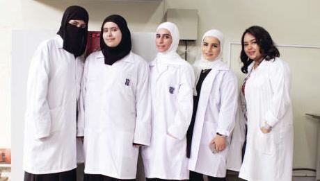 الطالبات بشاير الطريف ونور المطيري ومنال المطيري ووضحة العثمان ولطيفة العميري