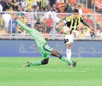 مهاجم الاتحاد ريفاسيسدد على مرمى الاهليوالمدافع محمد امان يحاول منعه