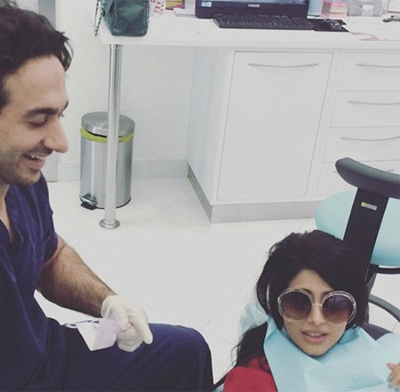 بالصور.. شيلاء سبت تجري عملية جراحية وهي ترتدي نظارتها الشمسية