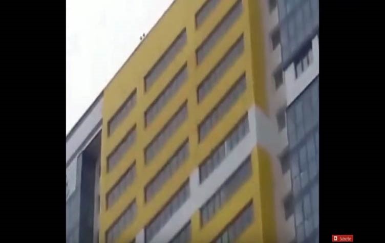 بالفيديو.. عامل نظافة ينجو من الموت بأعجوبة 