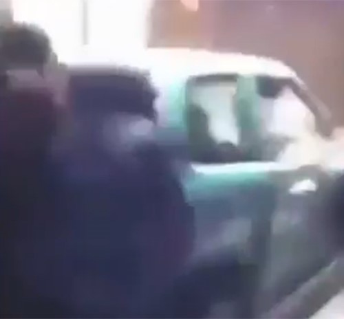 بالفيديو.. شبان يقذفون سيارة إلى أسفل نفق