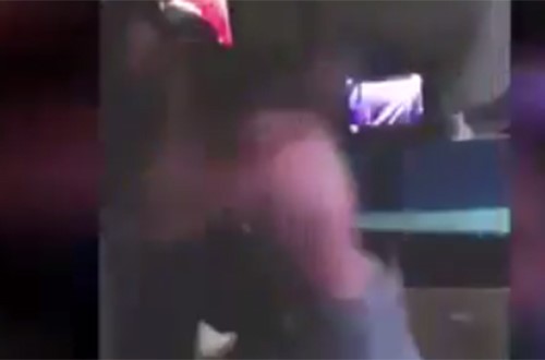 بالفيديو.. زنزانة تتحول لحلبة ملاكمة بين سجينين