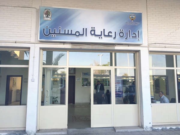 «الرعاية المتنقلة للمسنين» ..خدمات اجتماعية وصحية  «مجانية» لـ 3500 مواطن في المنازل