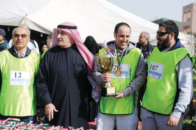 عبدالحميد الهاشم و عصام بن حيدر لدى توزيع الكؤوس والميداليات على الفائزين 