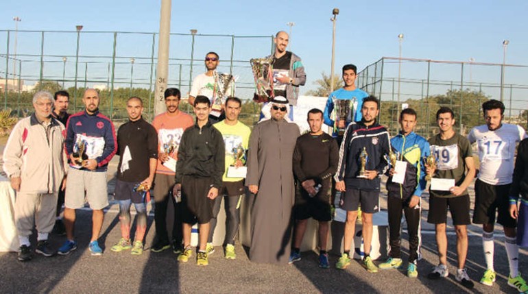  عمر القناعي خلال تتويج الفائزين 