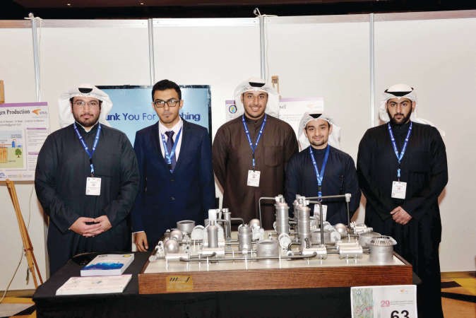 عدد من الطلبة المشاركين في المعرض 