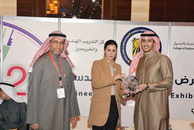 الشيخة الزين الصباح ود عيسى الصفران يكرمان احد المشاركين 
